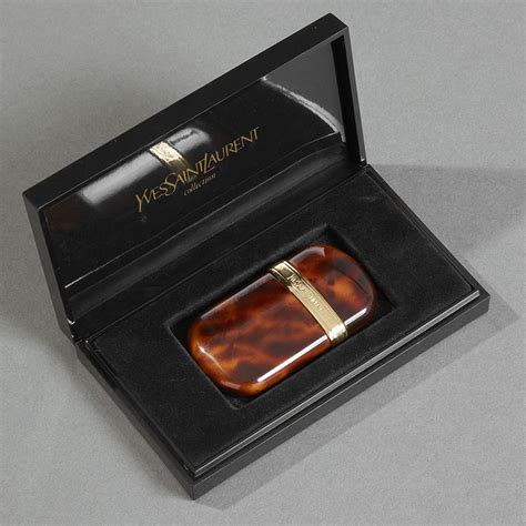 Yves SAINT LAURENT Collection, Briquet en métal .